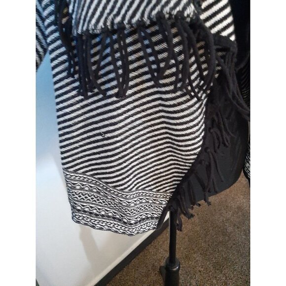 Chico's Multi Print Jacquard Cardigan Fringe Aztec Long Sleeve Size 1 Classic - Picture 4 of 13